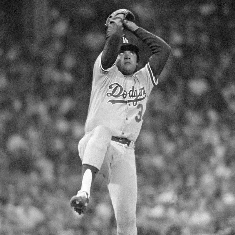 Los Angeles Dodgers pitcher Fernando Valenzuela pitches