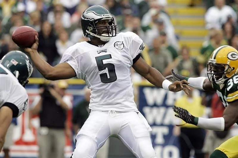 Donovan McNabb playing quarterback for Philadelphia Eagles