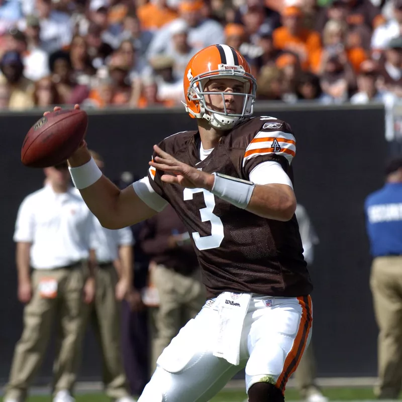 Cleveland Browns qb Derek Anderson looks downfield