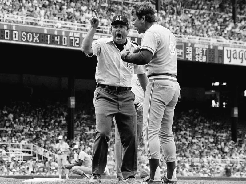 Bobby Cox gets ejected