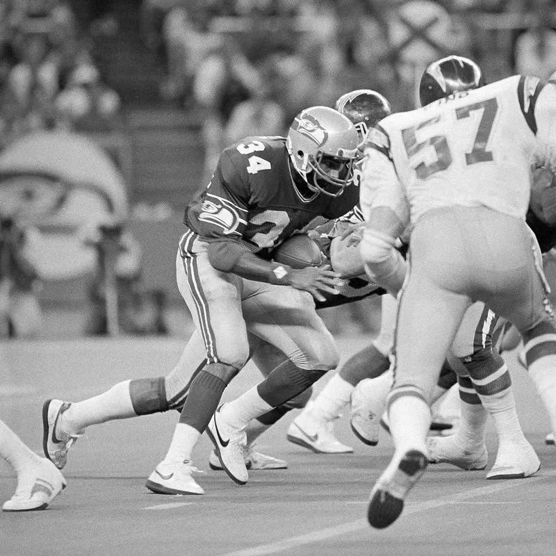 Franco Harris carries ball