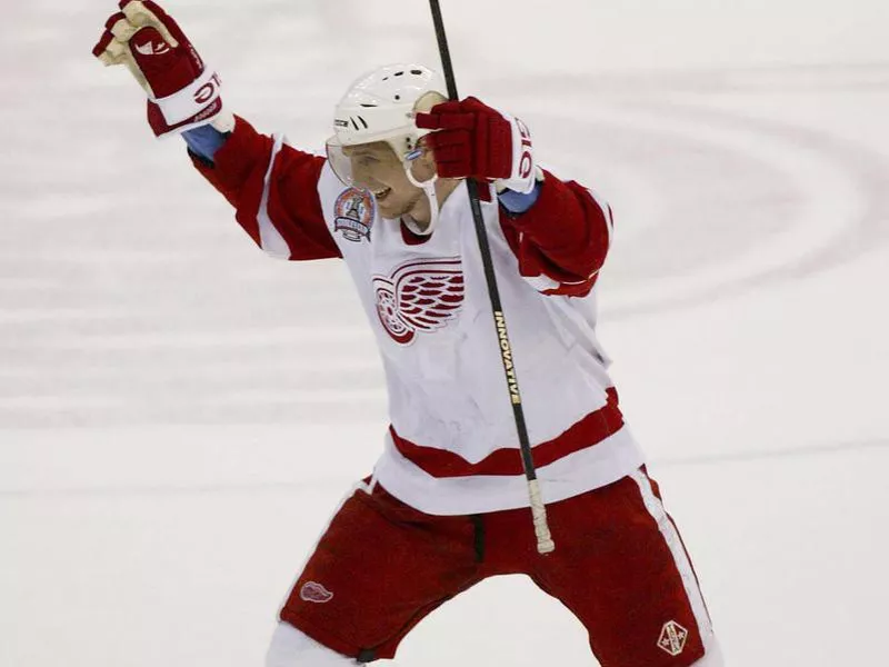 Sergei Fedorov celebrates teammate Nicklas Lidstrom's goal