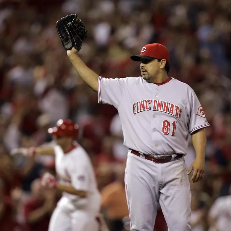 Cincinnati Reds pitcher Eddie Guardado waits for new ball