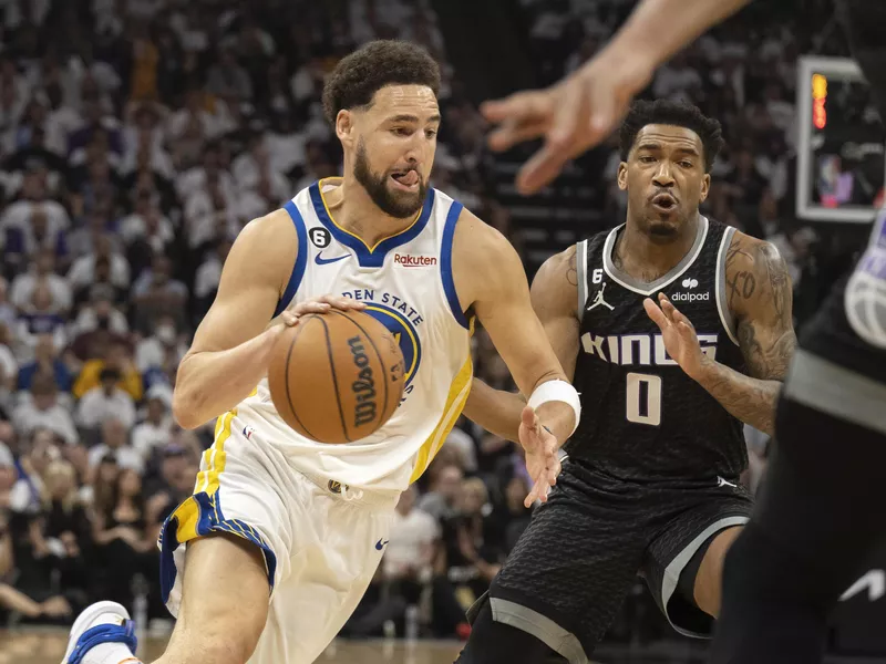 Golden State Warriors guard Klay Thompson drives against Sacramento Kings