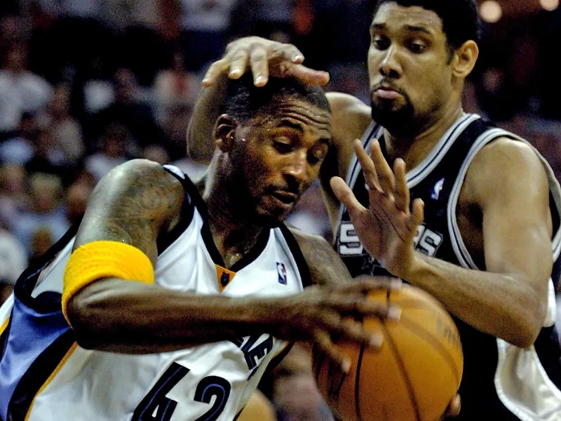 Lorenzo Wrig Lorenzen Wright battles for ball with Tim Duncanht