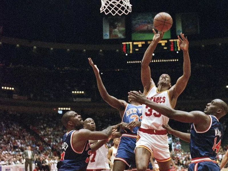 Otis Thorpe battles against the New York Knicks