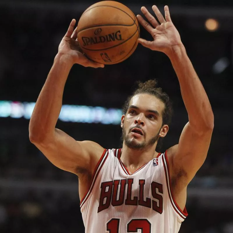 Joakim Noah shoots a free throw