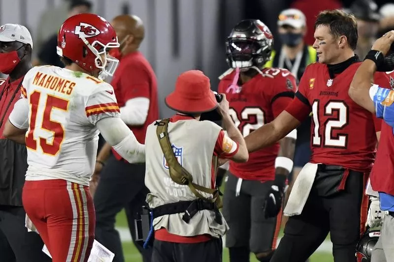 Patrick Mahomes and Tom Brady shake hands