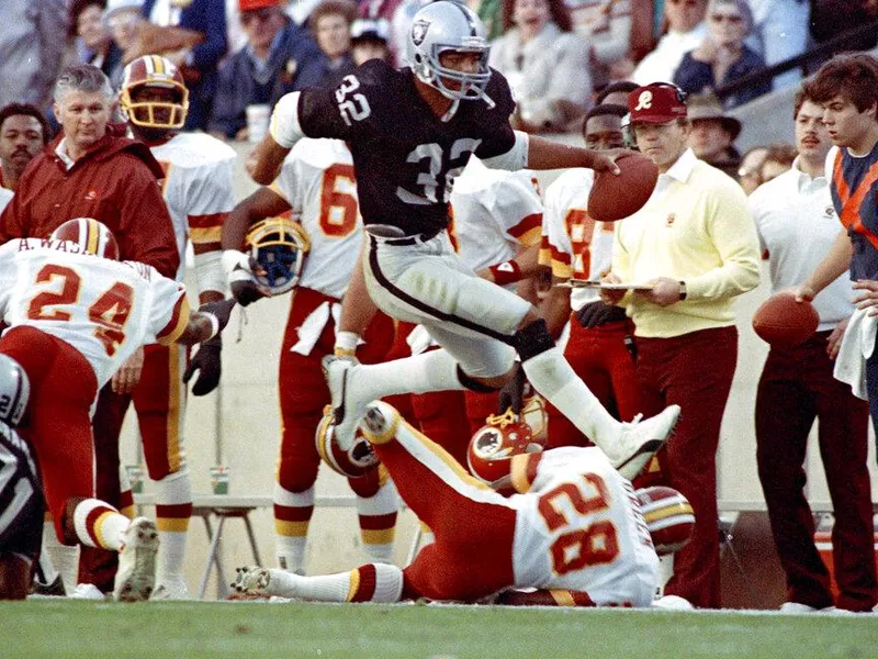 Los Angeles Raiders running back Marcus Allen