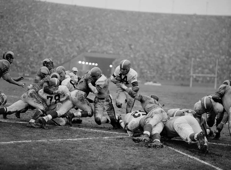 Otto Graham scores a touchdown