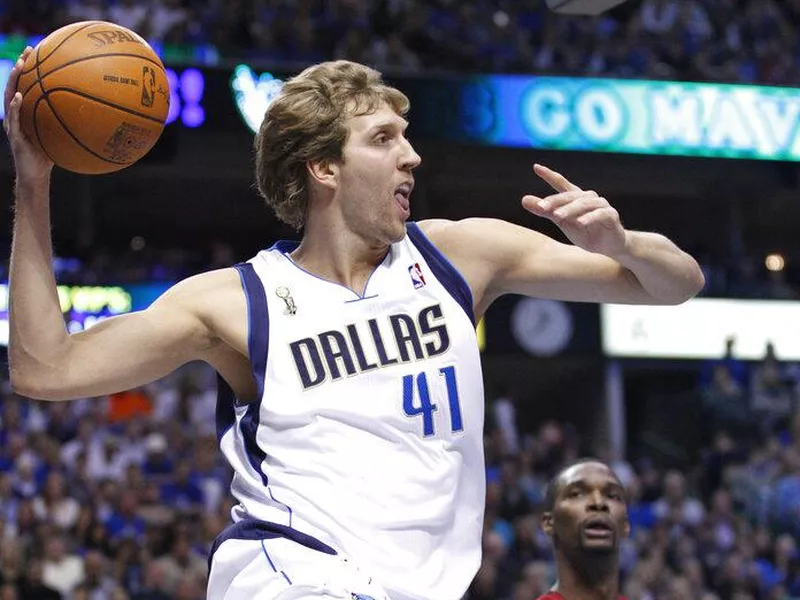 Dirk Nowitzki throws a pass