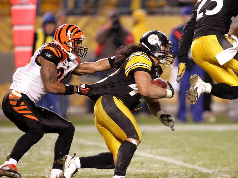 Troy Polamalu runs with football against Cincinnati Bengals