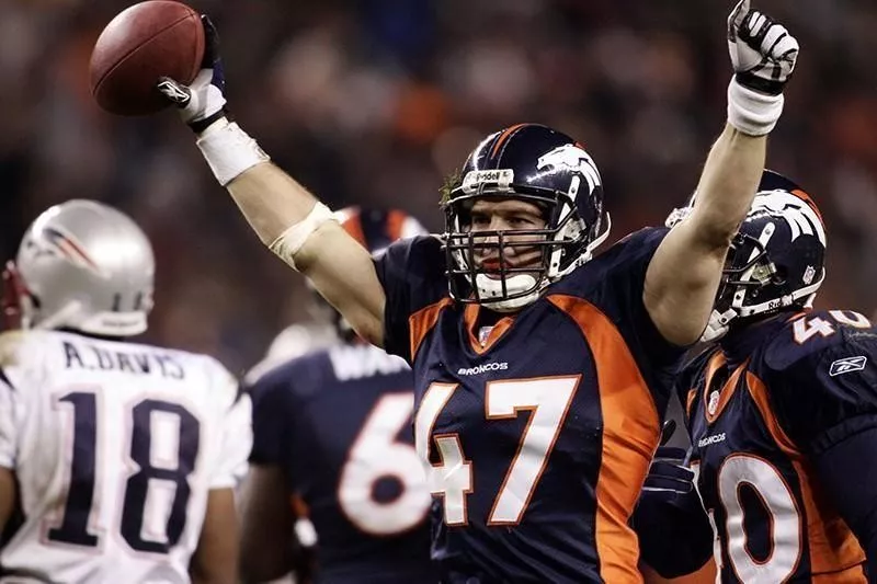 John Lynch playing safety for the Denver Broncos in 2006