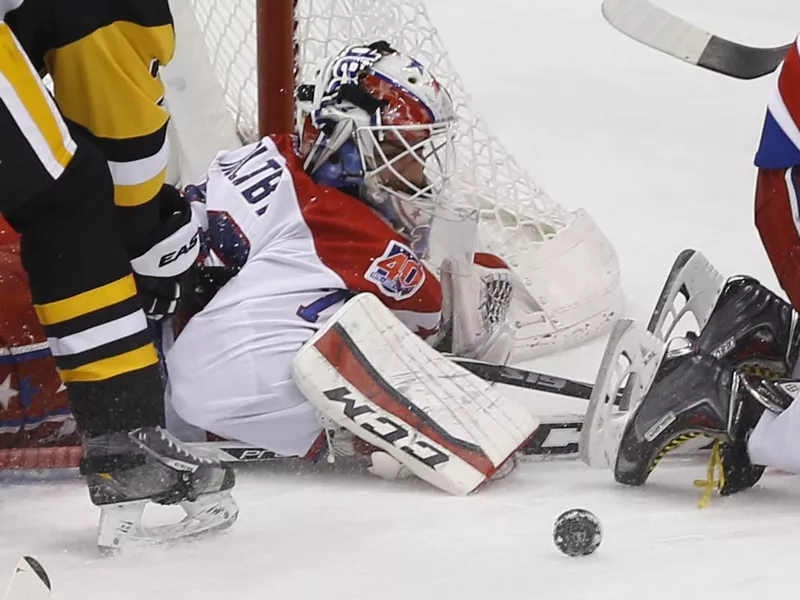 Braden Holtby in action