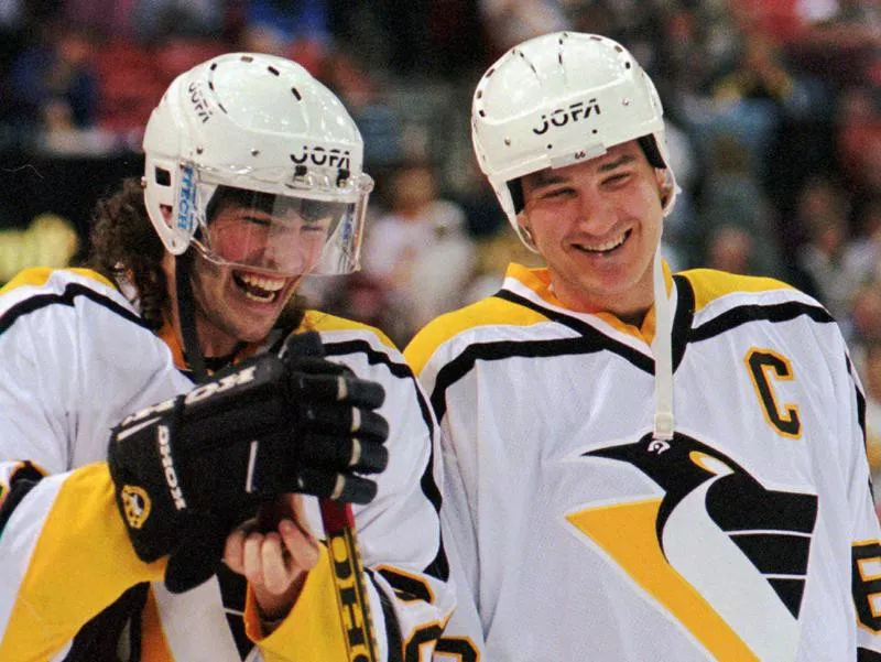 Mario Lemieux and Jaromir Jagr share laugh