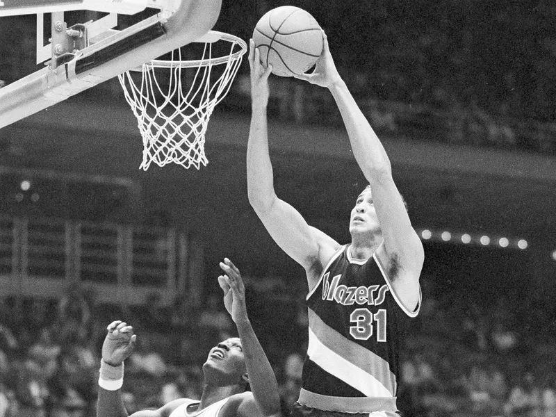 Sam Bowie grabs rebound