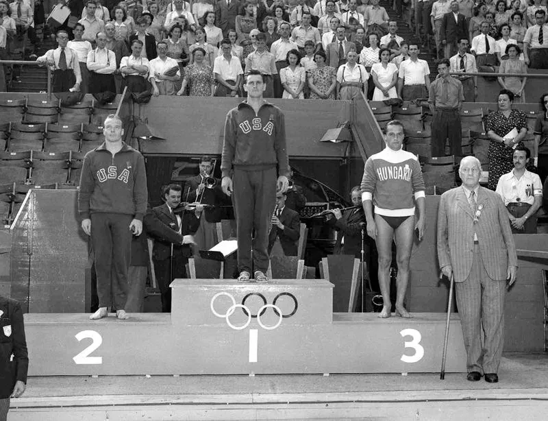 Wally Ris, center, on winner's podium in London