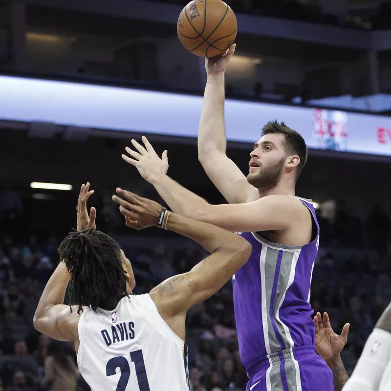 Georgios Papagiannis shoots over Memphis Grizzlies Deyonta Davis