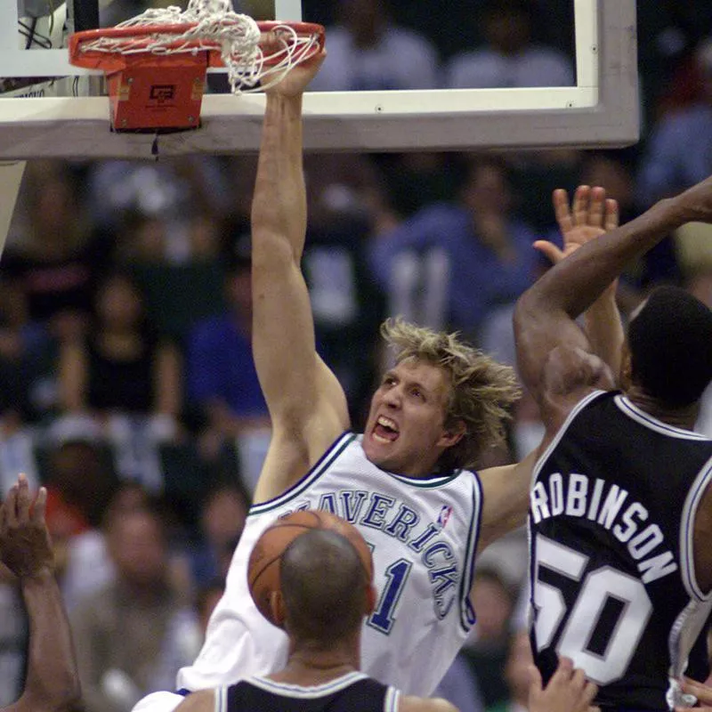 Dirk Nowitzki dunks the bal