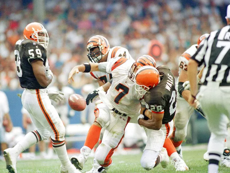 Cleveland Browns defensive back Everson Walls tackles David Klingler