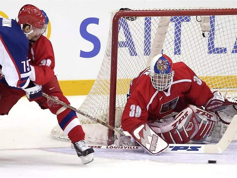 Goaslie Dominik Hasek stops shot by Alexei Yashin