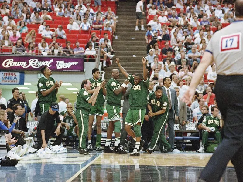 Pervis Ellison celebrating with teammates