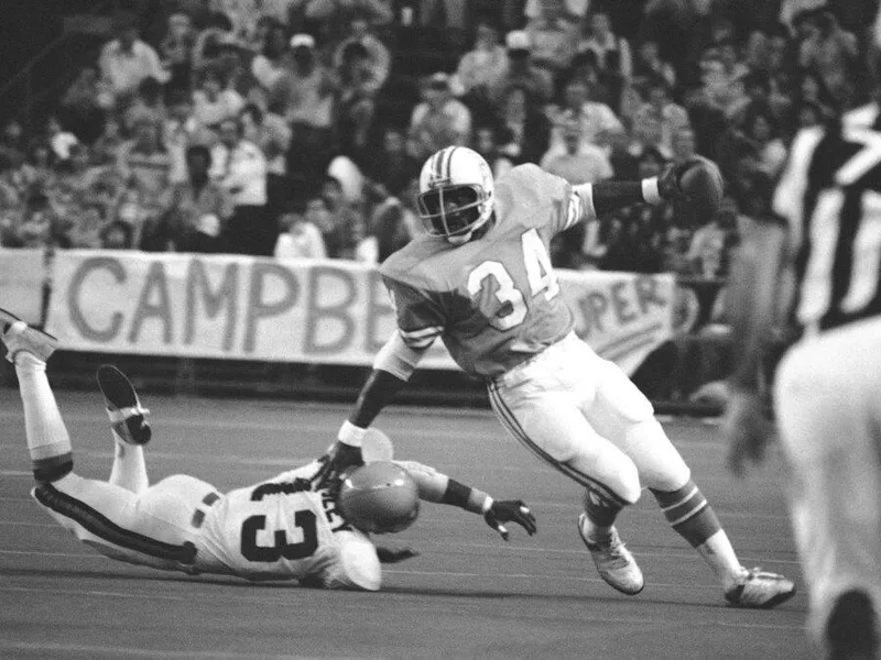 Houston Oilers running back Earl Campbel.