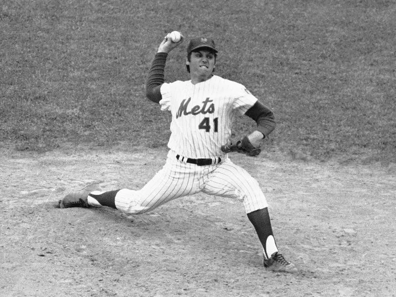 New York Mets Tom Seaver throws