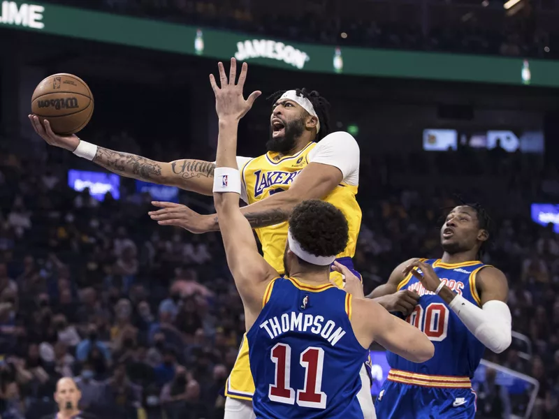 Anthony Davis shoots next to Klay Thompson