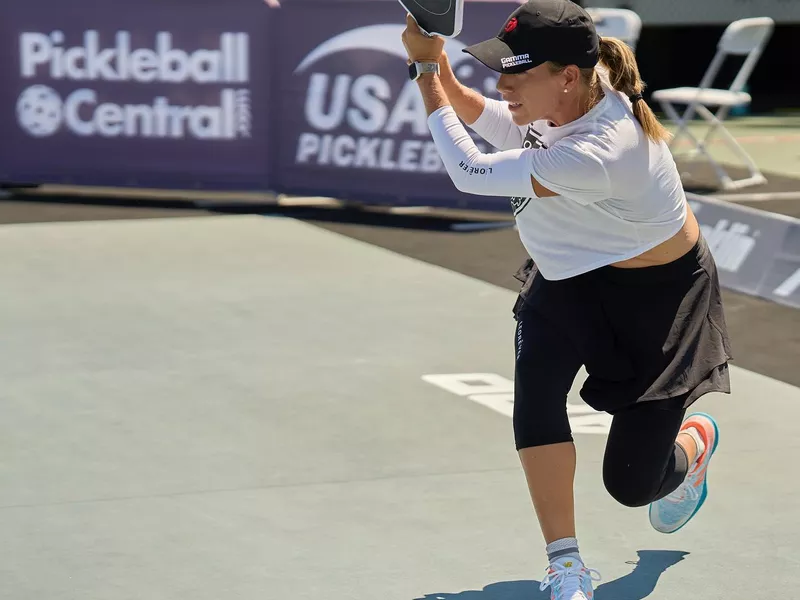 Returning a pickleball serve