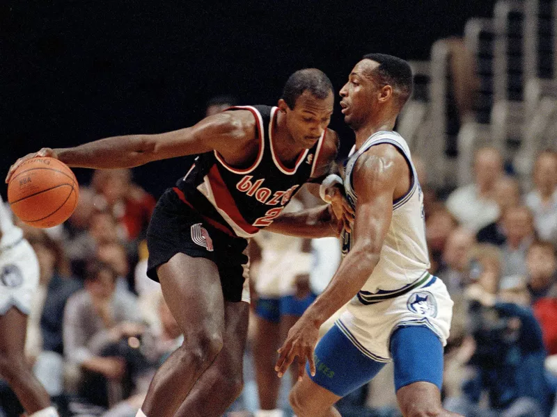 Clyde Drexler in action