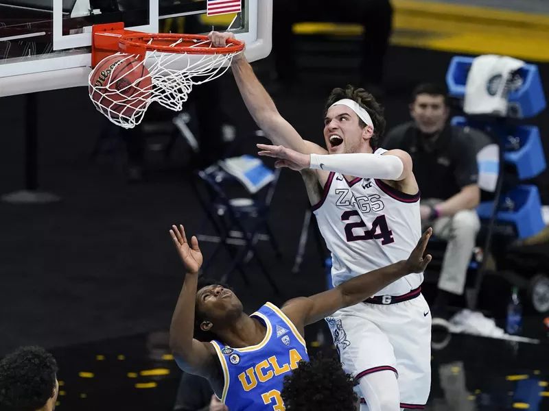 Gonzaga forward Corey Kispert dunk ball over David Singleton