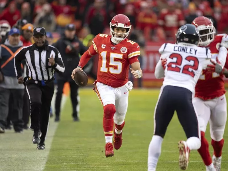 Patrick Mahomes rallies Chiefs to playoff win