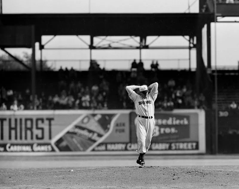 Dizzy Dean throwing