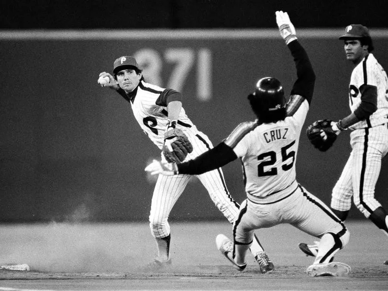 Larry Bowa throws out Jose Cruz in NL playoffs