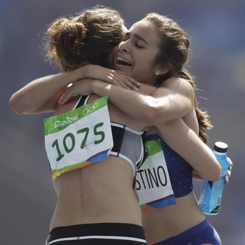 Nikki Hamblin of New Zealand and Abbey D'Agostino of the US embrace