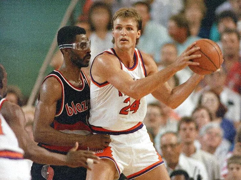 Tom Chambers posts up Buck Williams