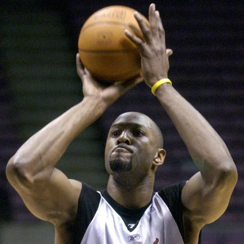 Alonzo Mourning shoots foul shots