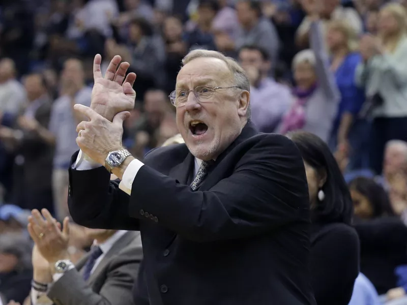 Rick Adelman argues a call