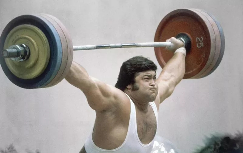 Sultan Rakhmanov lifts