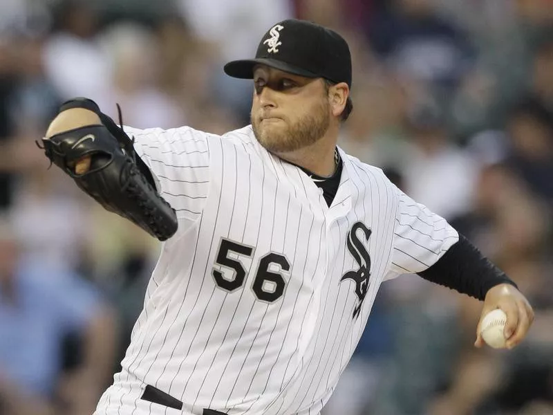 Chicago White Sox starter Mark Buehrle throws