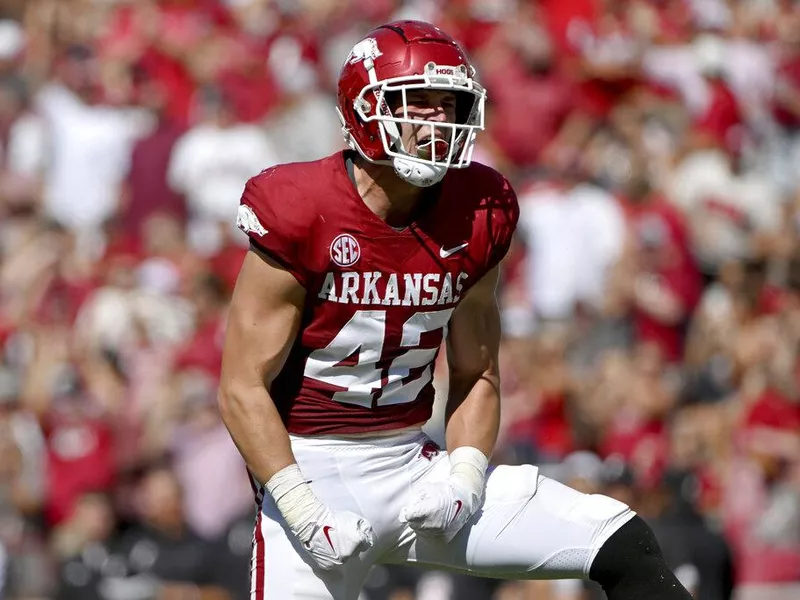 Arkansas linebacker Drew Sanders