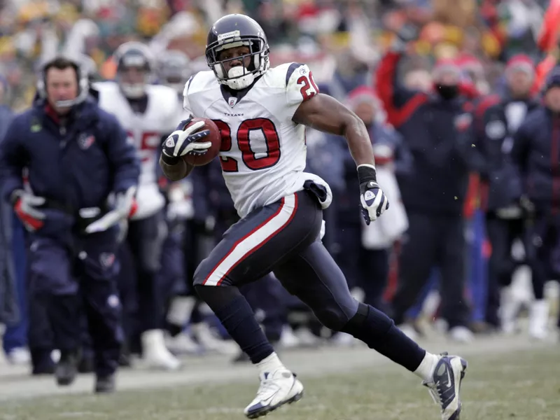 Steve Slaton running with ball