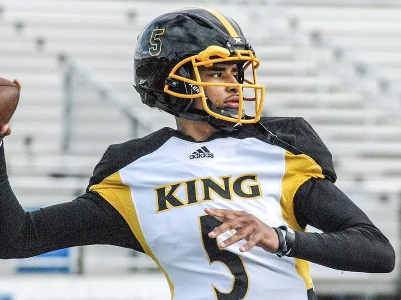 King High quarterback Dante Moore