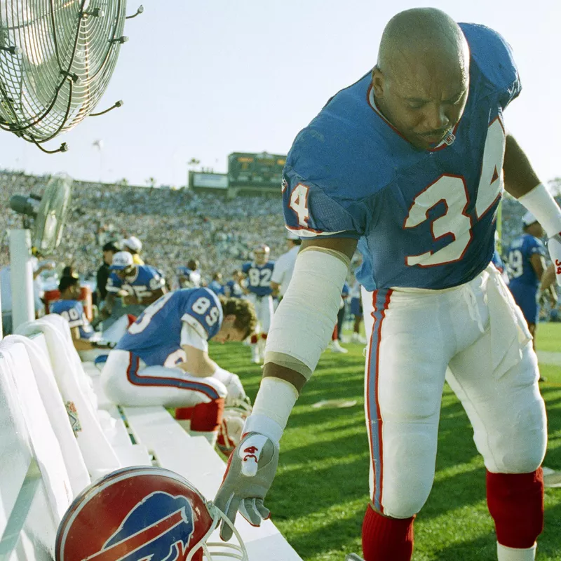 Buffalo Bills' Thurman Thomas reaches for helmet