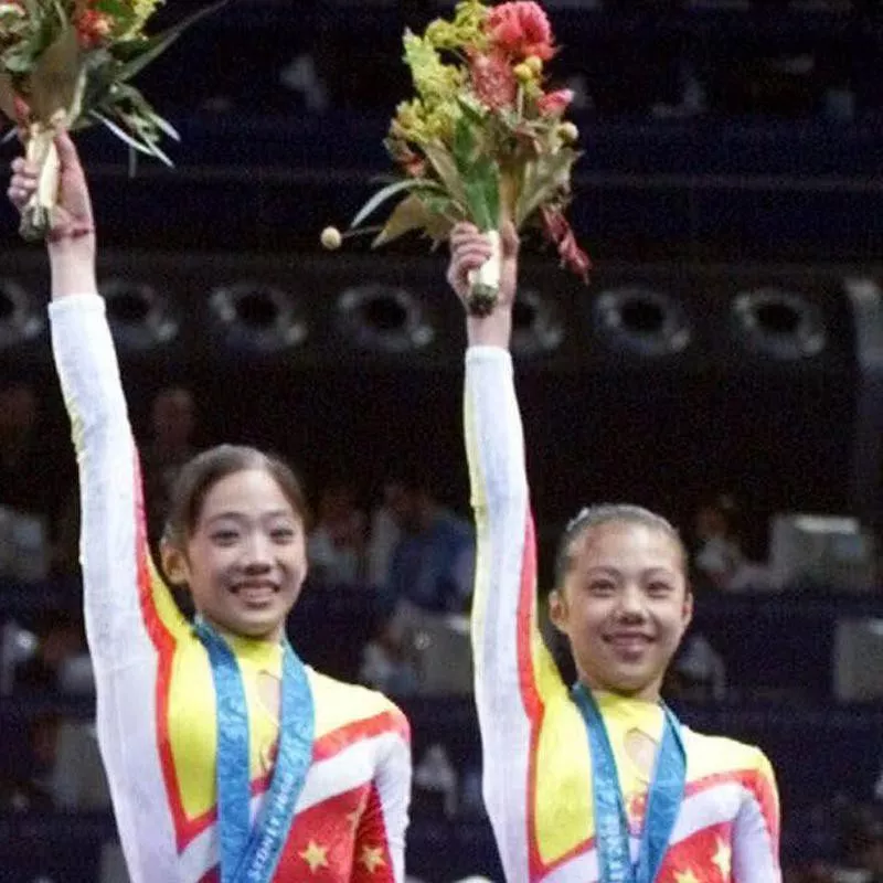 Yang Yun and Dong Fangxiao celebrate with flowers