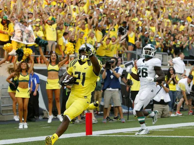 Royce Freeman scores a touchdown