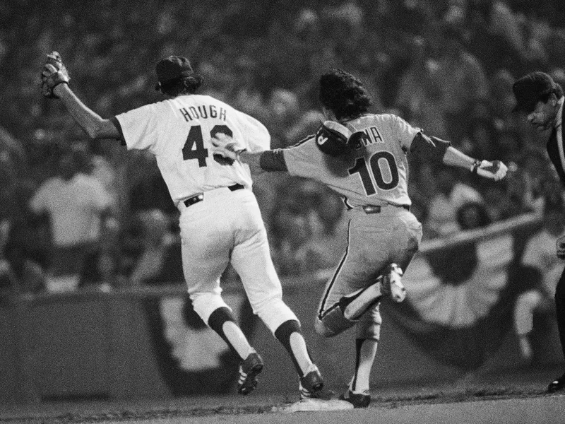 Los Angeles Dodgers relief pitcher Charlie Hough beats Philadelphia Phillies shortstop Larry Bowa to bag