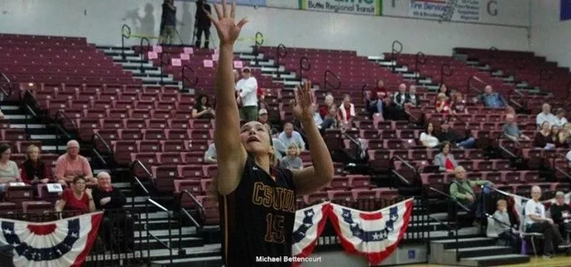 Monay Lee shoots on the court