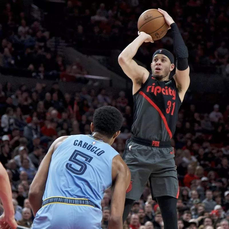 Seth Curry shoots over Memphis Grizzlies' Bruno Caboclo